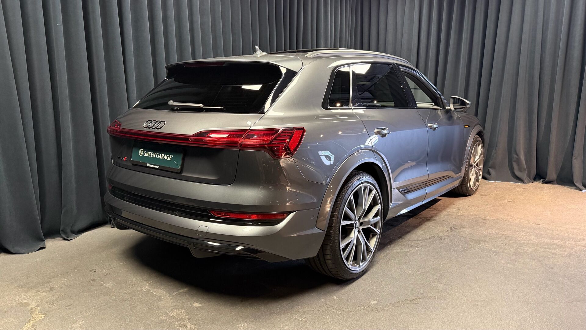 Grå Audi e-tron S fra 2022