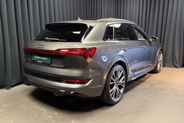Grå Audi e-tron S fra 2022