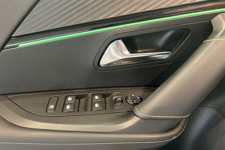 Hvid Peugeot 2008 fra 2022