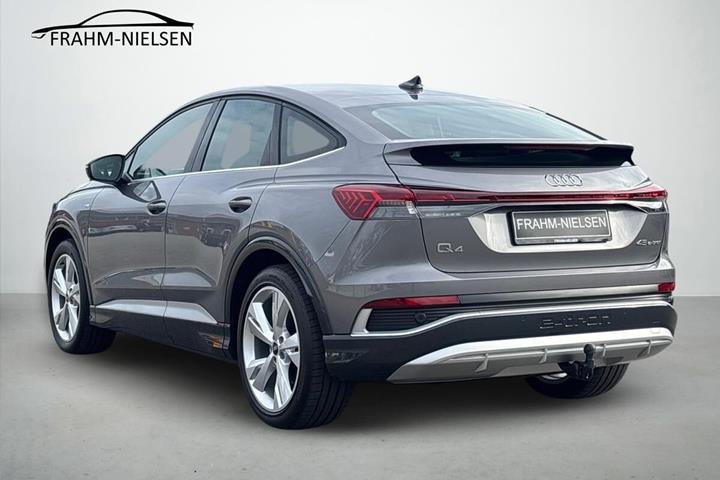 Grå Audi Q4 fra 2024