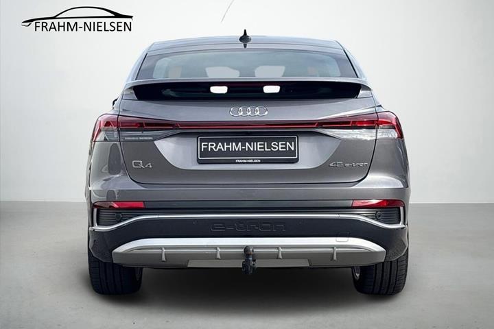 Grå Audi Q4 fra 2024