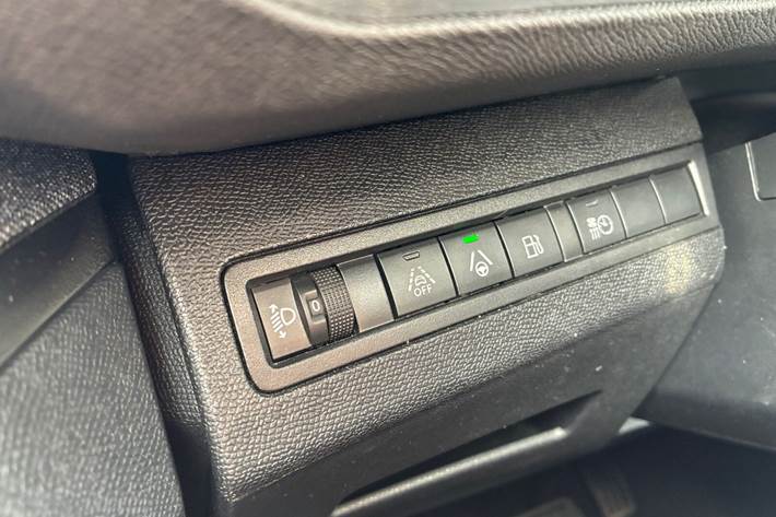 Grå Peugeot 3008 fra 2020