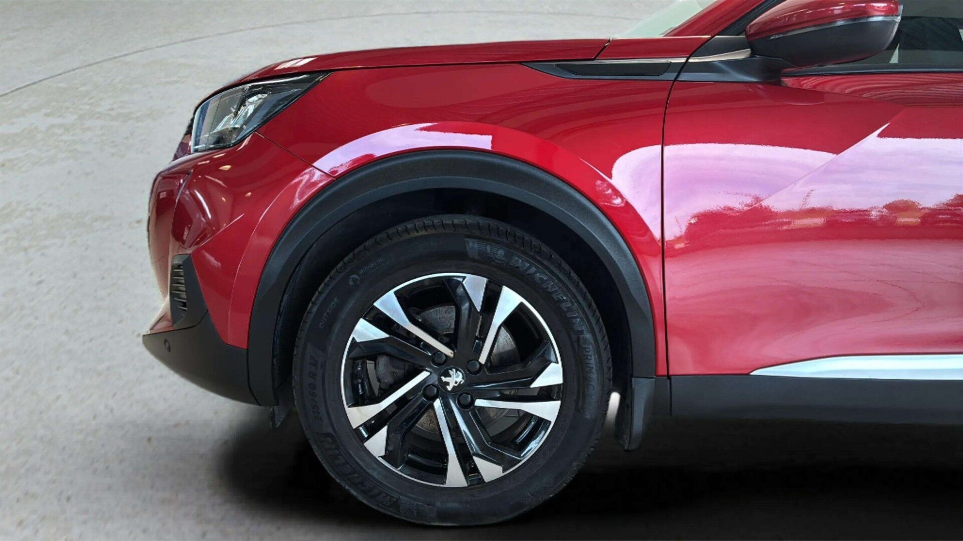 Rød Peugeot 2008 fra 2021