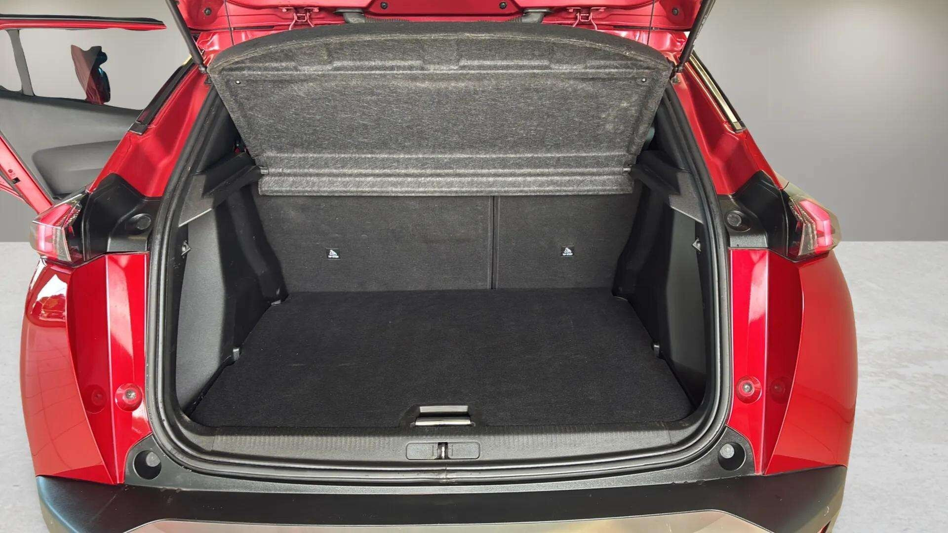 Rød Peugeot 2008 fra 2021