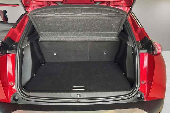 Rød Peugeot 2008 fra 2021