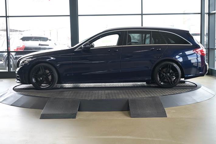 Blå Mercedes C220 d fra 2019