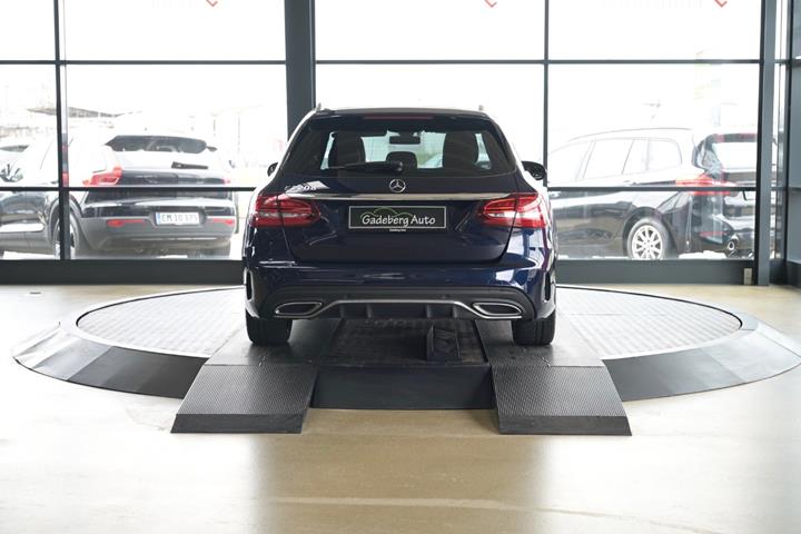 Blå Mercedes C220 d fra 2019