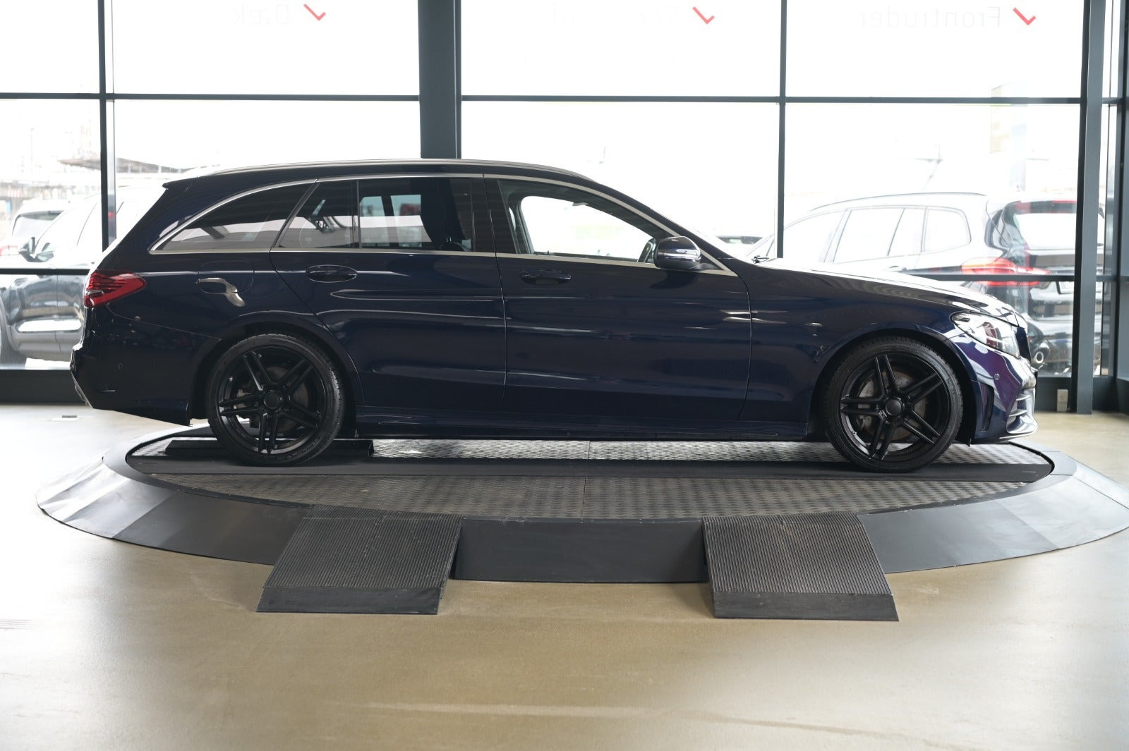 Blå Mercedes C220 d fra 2019