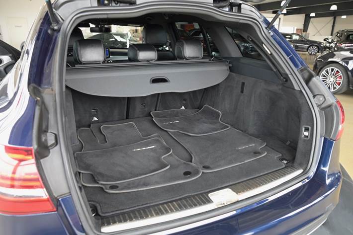 Blå Mercedes C220 d fra 2019