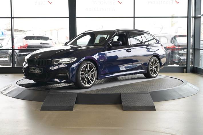 Blå BMW 330e fra 2022