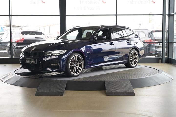 Blå BMW 330e fra 2022 set udefra
