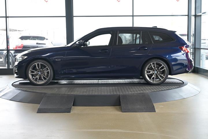 Blå BMW 330e fra 2022