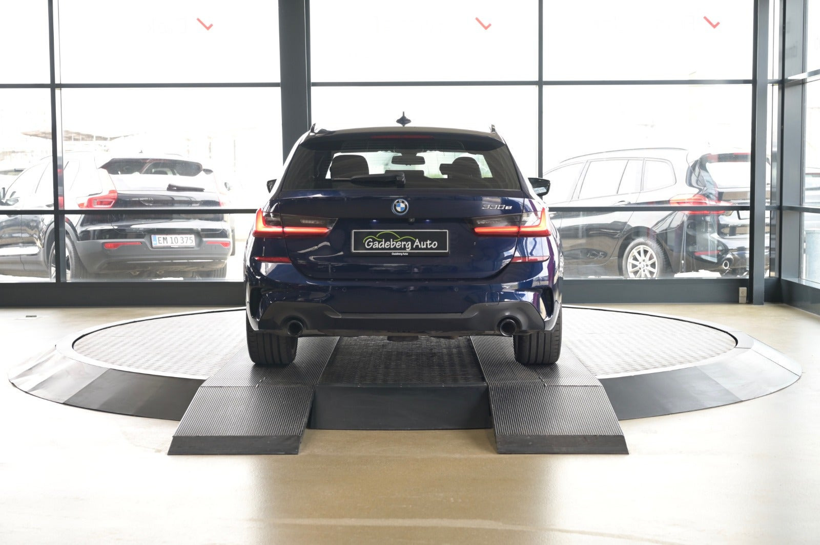 Blå BMW 330e fra 2022