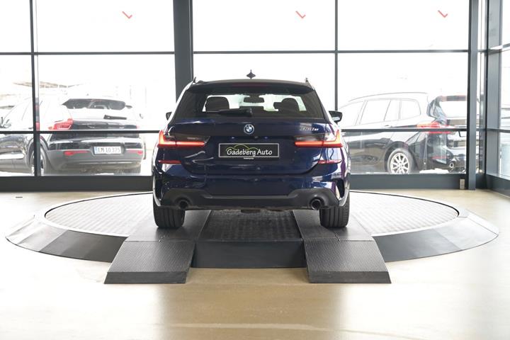 Blå BMW 330e fra 2022