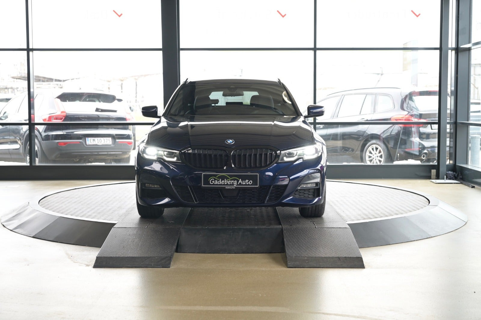Blå BMW 330e fra 2022