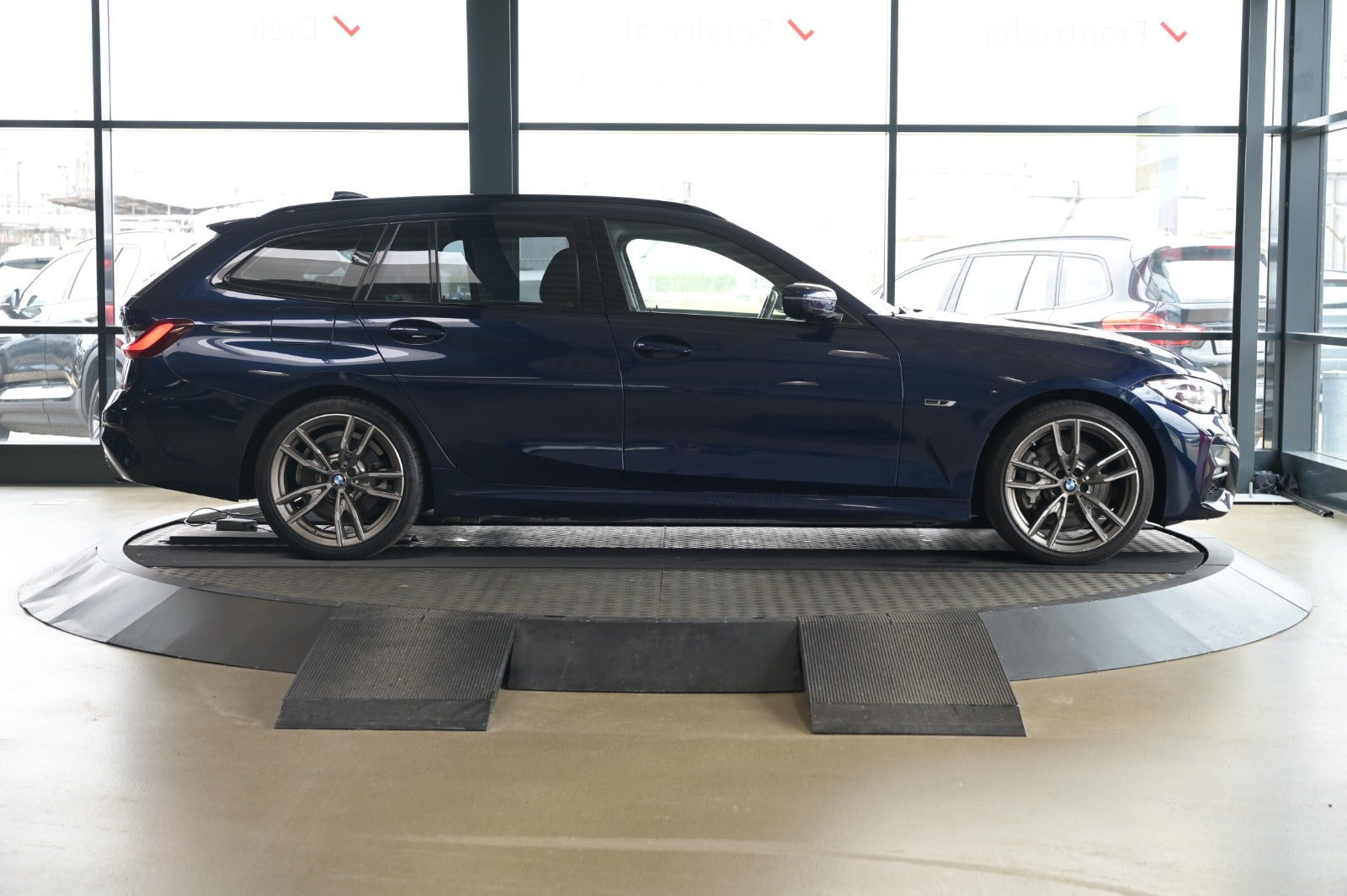 Blå BMW 330e fra 2022