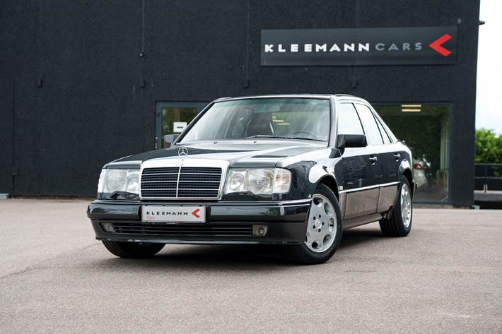 Grå Mercedes 500 E fra 1991 set udefra