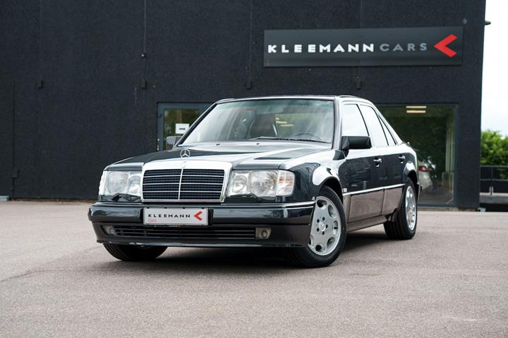 Grå Mercedes 500 E fra 1991 set udefra