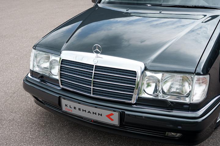 Grå Mercedes 500 E fra 1991 set udefra