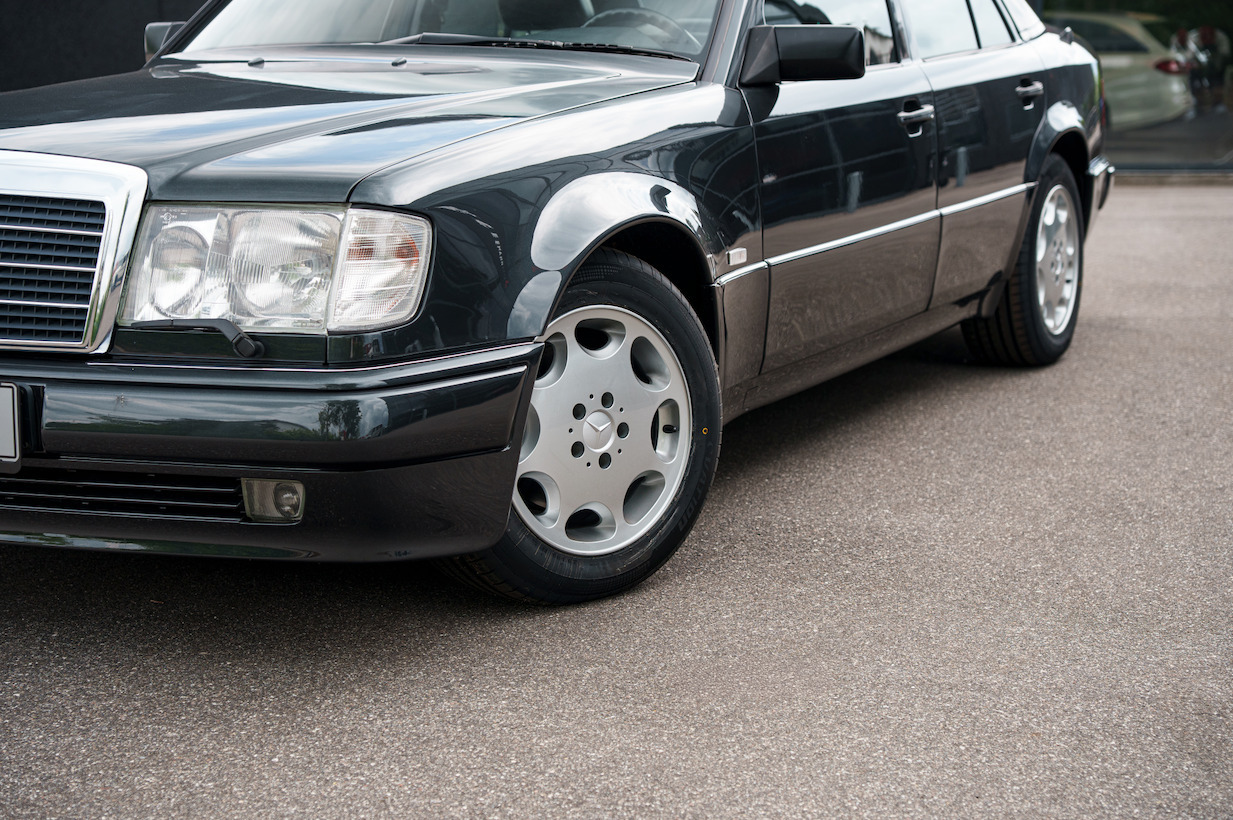 Grå Mercedes 500 E fra 1991 set udefra