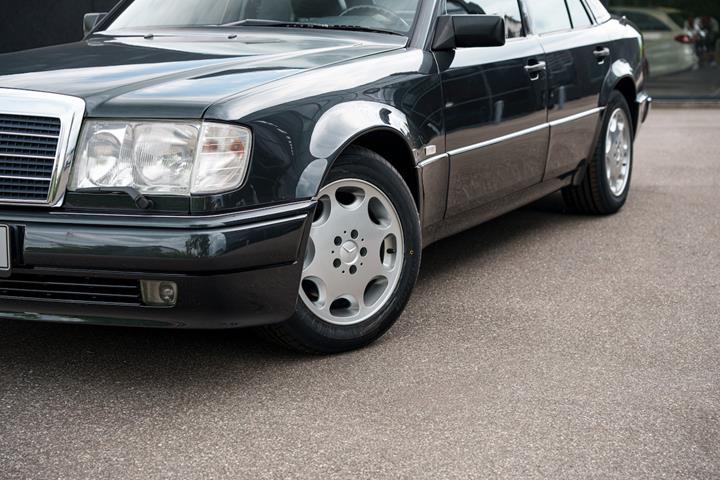 Grå Mercedes 500 E fra 1991 set udefra