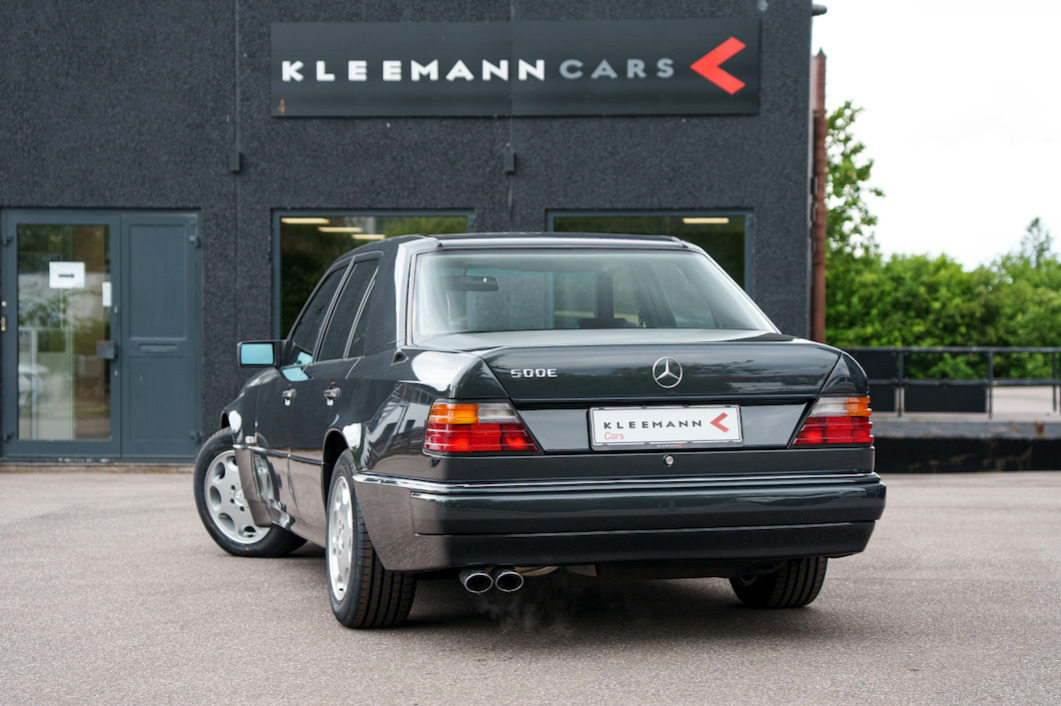Grå Mercedes 500 E fra 1991 set udefra