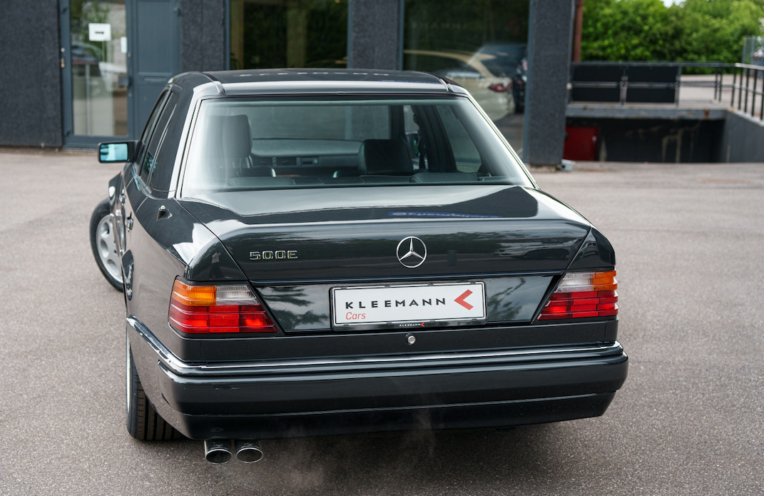 Grå Mercedes 500 E fra 1991 set udefra