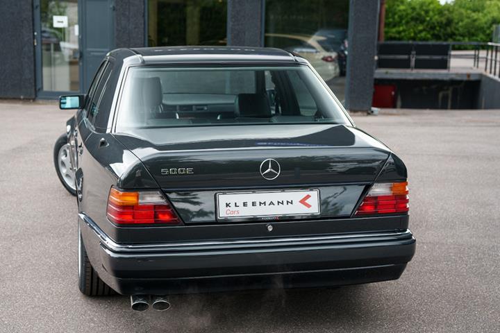 Grå Mercedes 500 E fra 1991 set udefra
