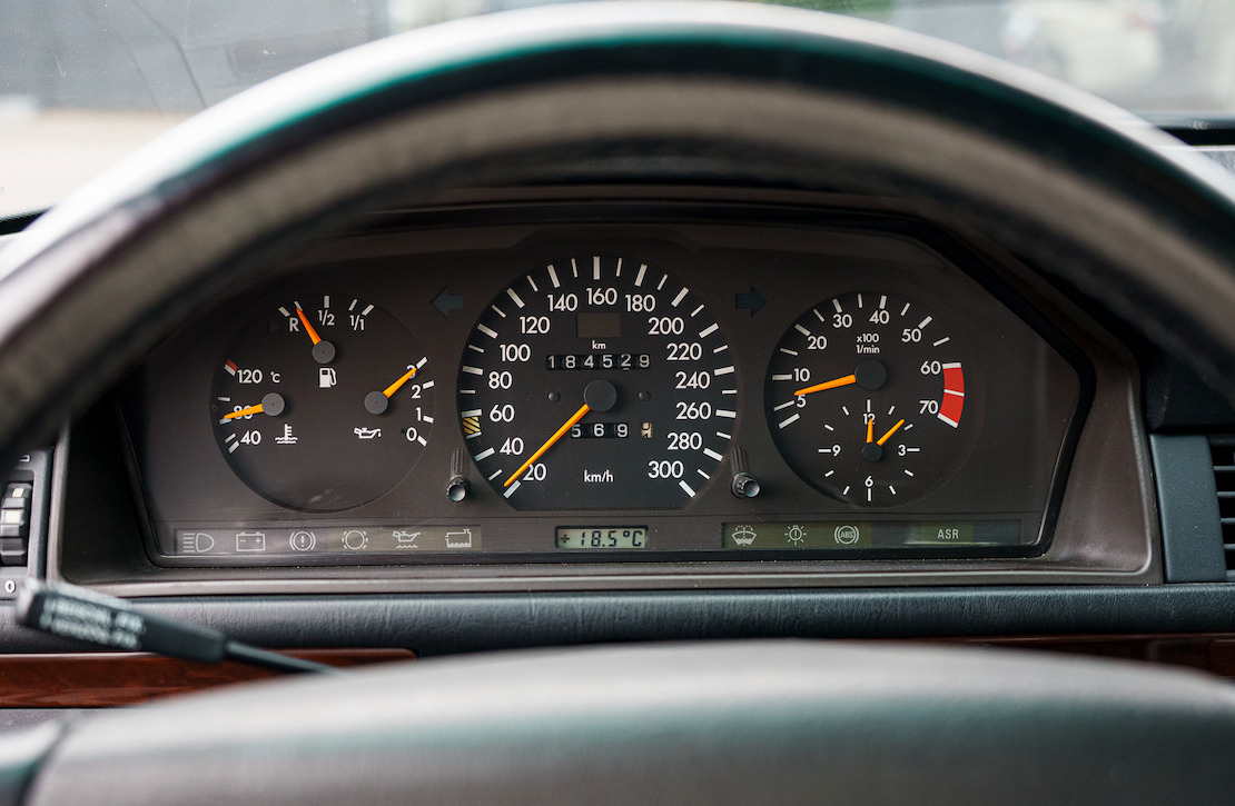Grå Mercedes 500 E fra 1991