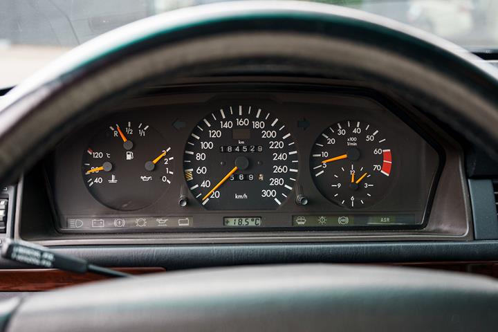 Grå Mercedes 500 E fra 1991