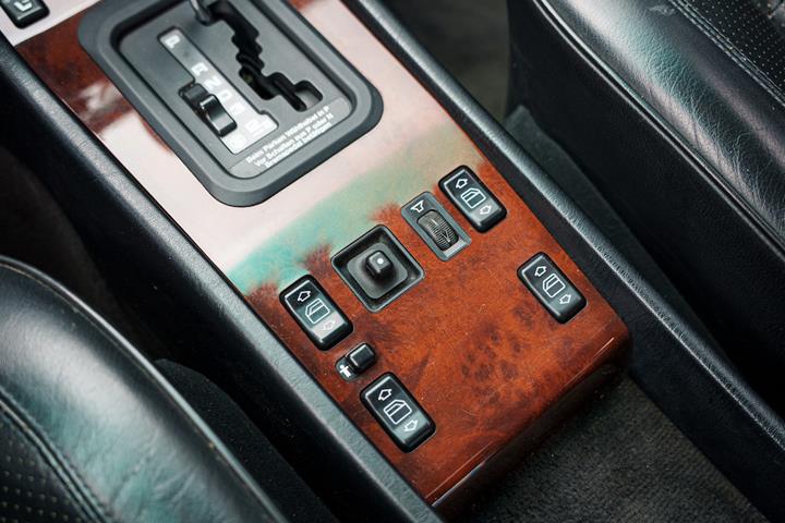 Grå Mercedes 500 E fra 1991