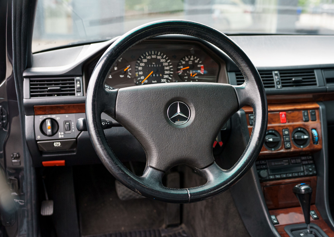 Grå Mercedes 500 E fra 1991