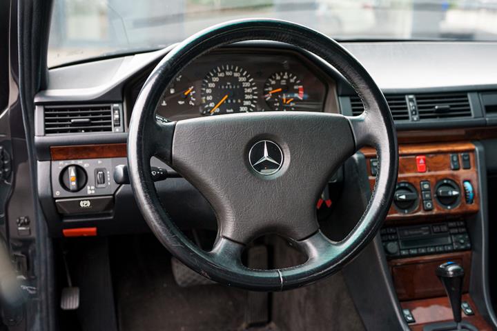 Grå Mercedes 500 E fra 1991