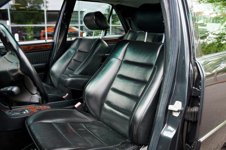 Grå Mercedes 500 E fra 1991