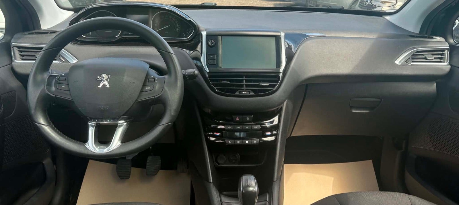 Sort Peugeot 208 fra 2015