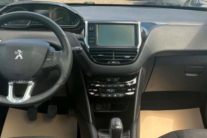 Sort Peugeot 208 fra 2015