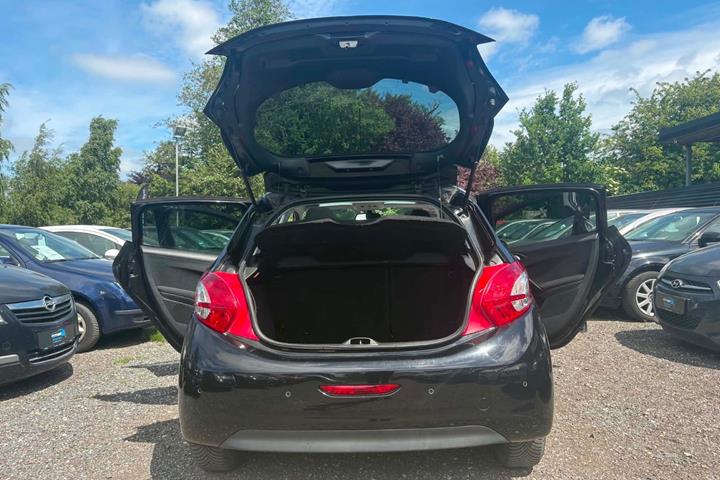 Sort Peugeot 208 fra 2015