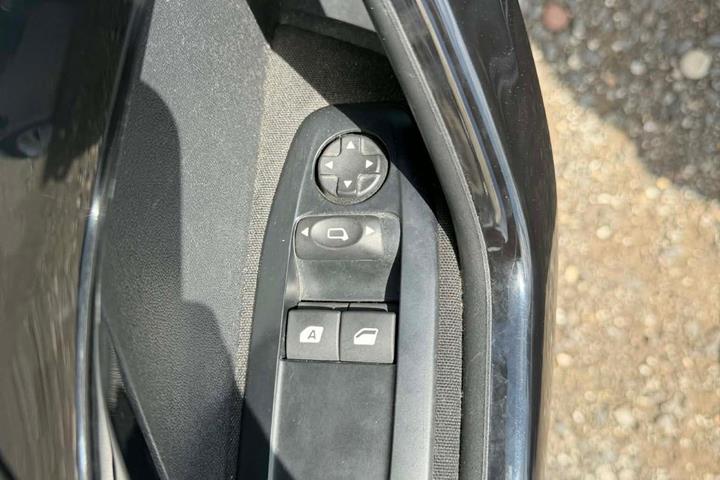 Sort Peugeot 208 fra 2015