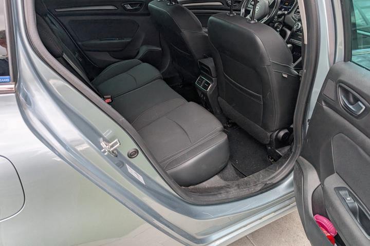 Sølv Renault Megane IV fra 2020