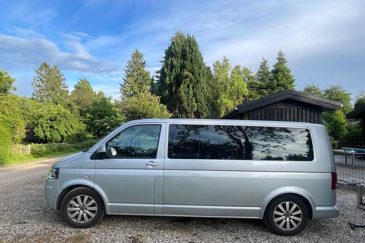Sølv VW Multivan fra 2011