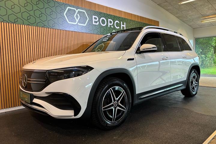 Hvid Mercedes EQB300 fra 2022 set udefra