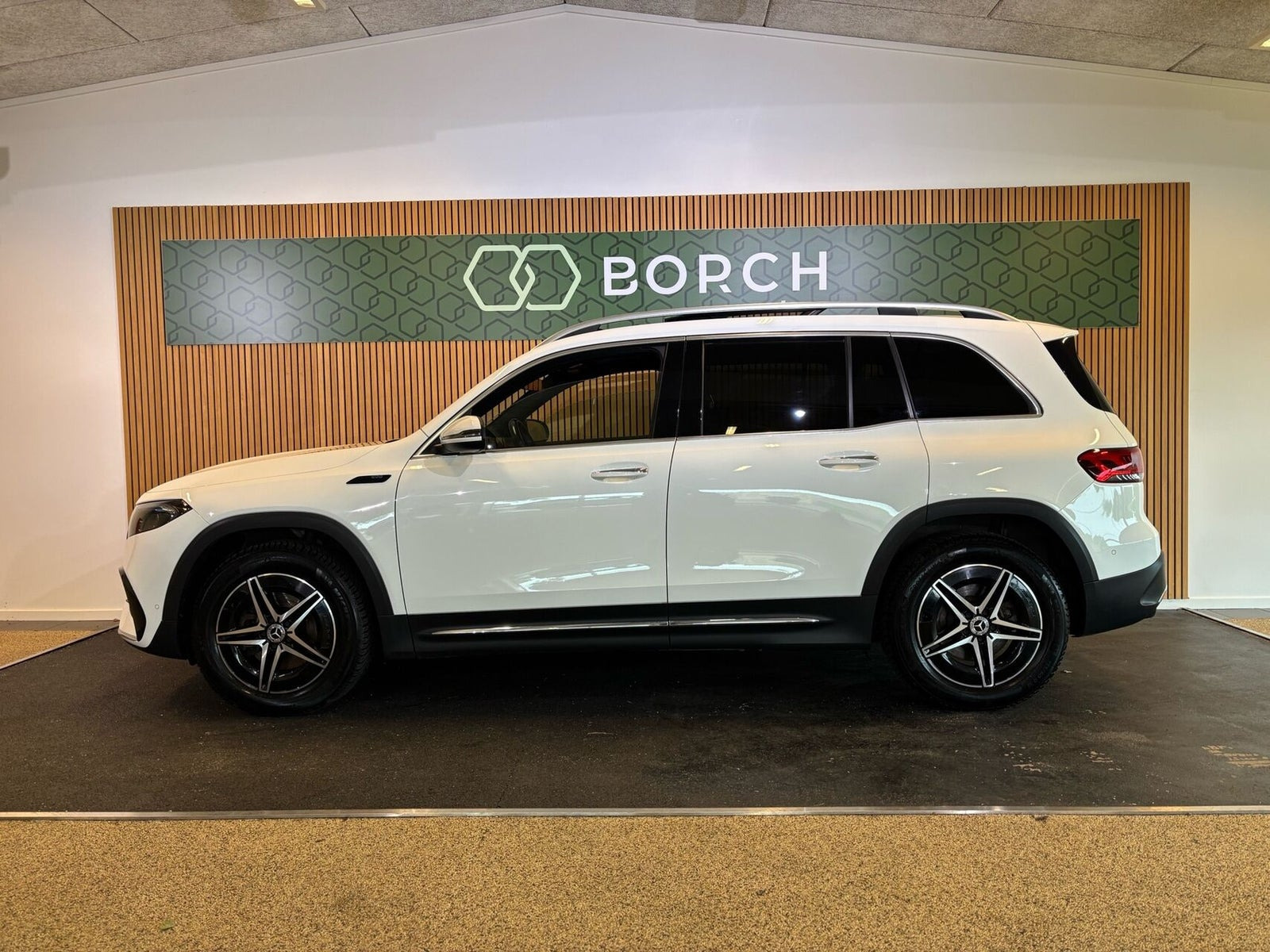 Hvid Mercedes EQB300 fra 2022