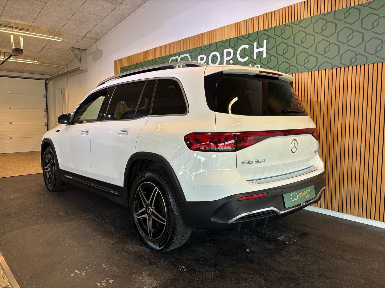 Hvid Mercedes EQB300 fra 2022