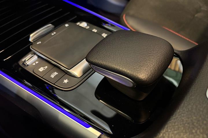 Hvid Mercedes EQB300 fra 2022