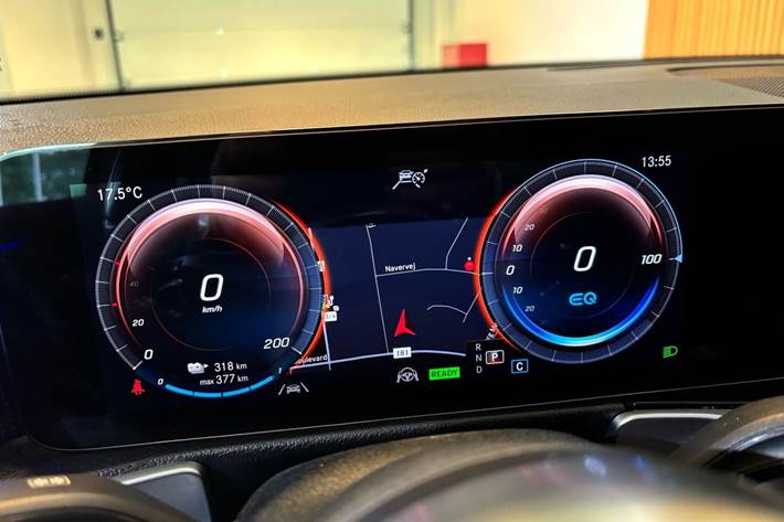 Hvid Mercedes EQB300 fra 2022