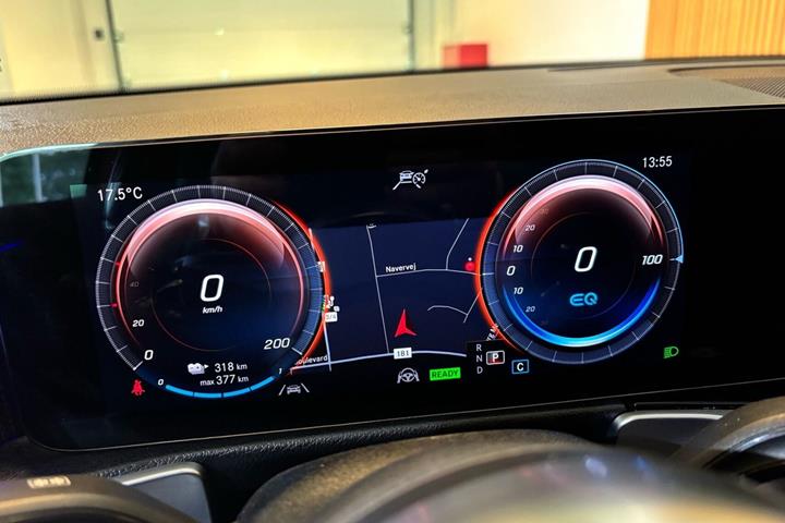 Hvid Mercedes EQB300 fra 2022