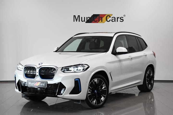 Hvid BMW iX3 fra 2025 set udefra