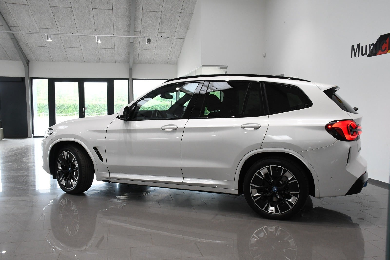 Hvid BMW iX3 fra 2025
