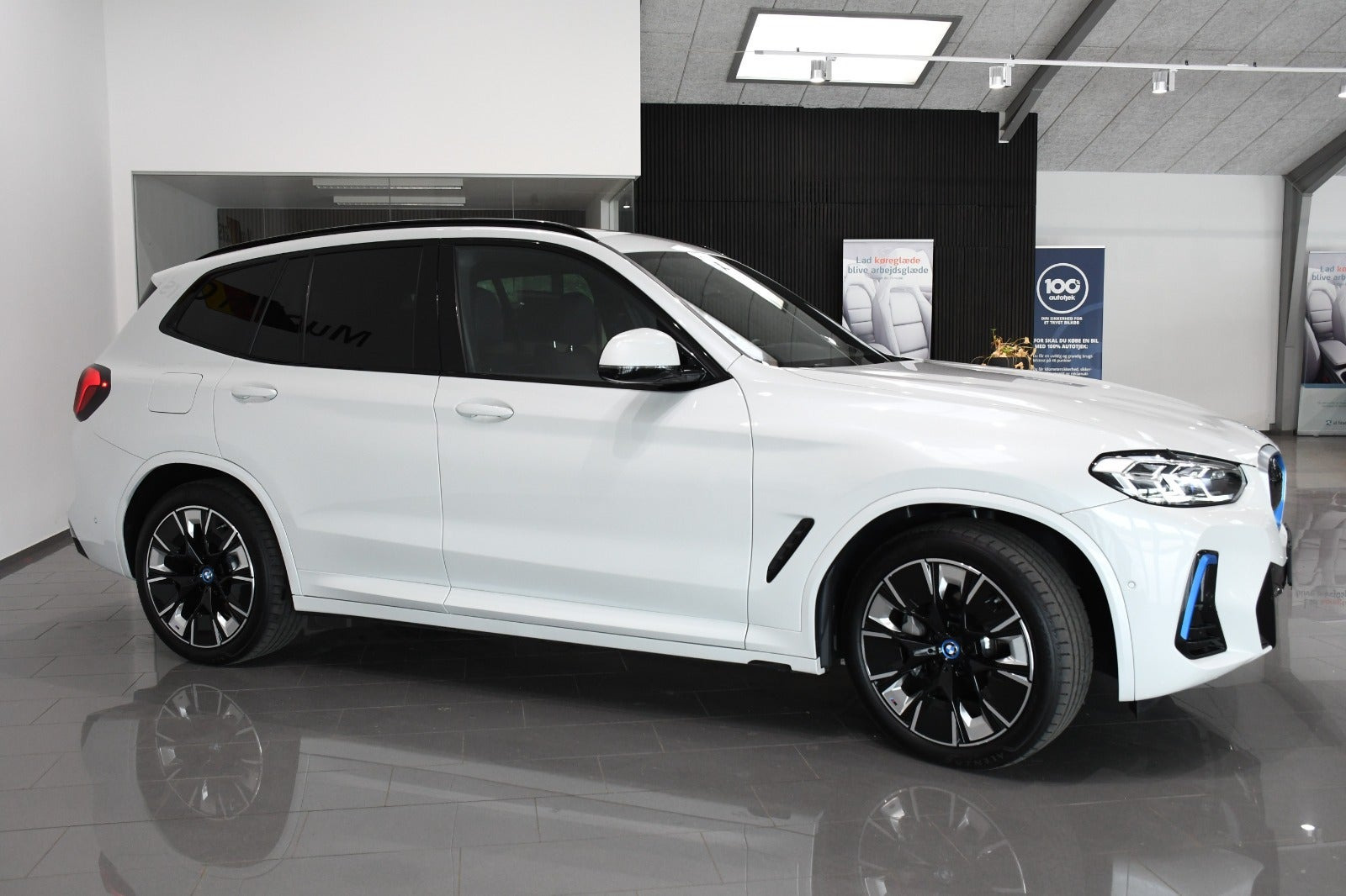 Hvid BMW iX3 fra 2025