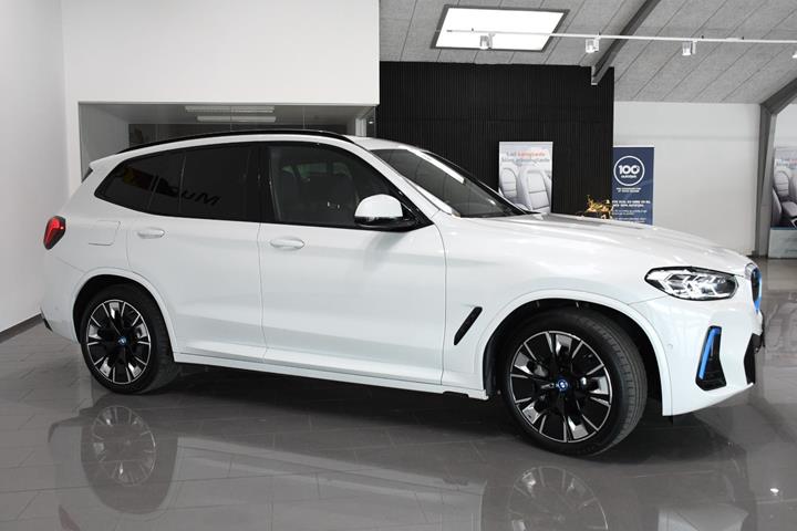 Hvid BMW iX3 fra 2025